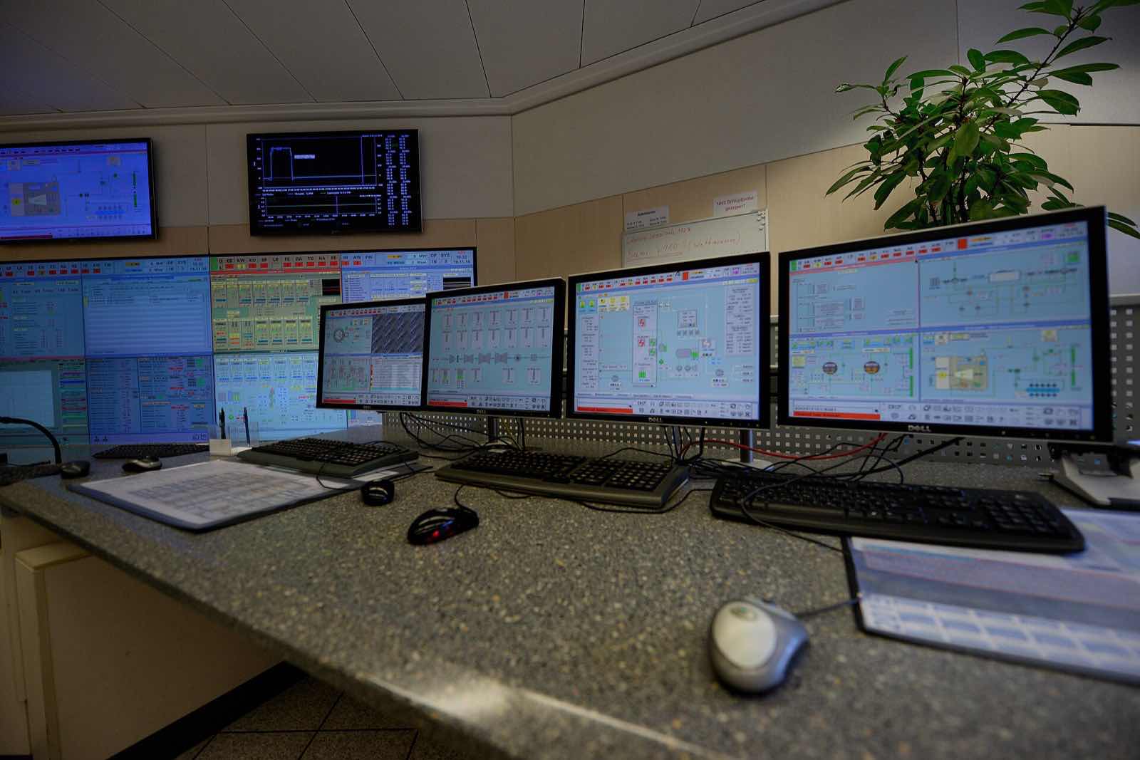 Poste de supervision énergétique : écrans de courbes de consommation et synoptiques